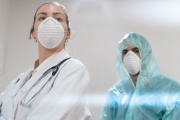 Больше половины врачей заявили об уменьшении заработка в период эпидемии